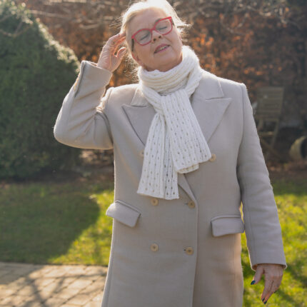 Her vises Air Bubbles Scarf snoet flere gange om halsen, men stadig let og luftigt