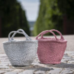 Hæklet taske / kurv. Her vist i 2 forskellige garner - Dancing Queen og Friends Ribbon Gold, begge fra Hobbii