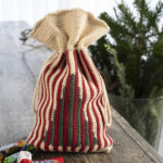 Høklet juæesæk med grantræ på forsiden, mellemste størrelse, perfekt til julegodter