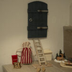 Den søde minisæk til nissedøren er hæklet i Rainbow Lace farve 03 og 59 med hæklenål 1.75 – små detaljer, der gør hele forskellen i julepynten ✨